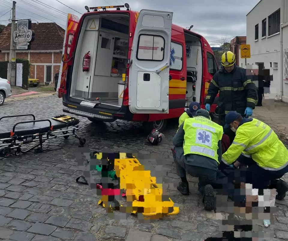 Acidente envolve três veículos e deixa motociclista ferido